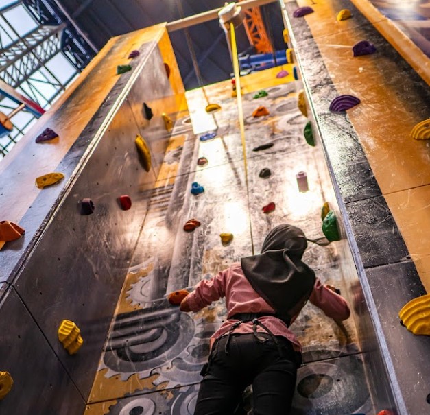 budak memanjat di berjaya times square