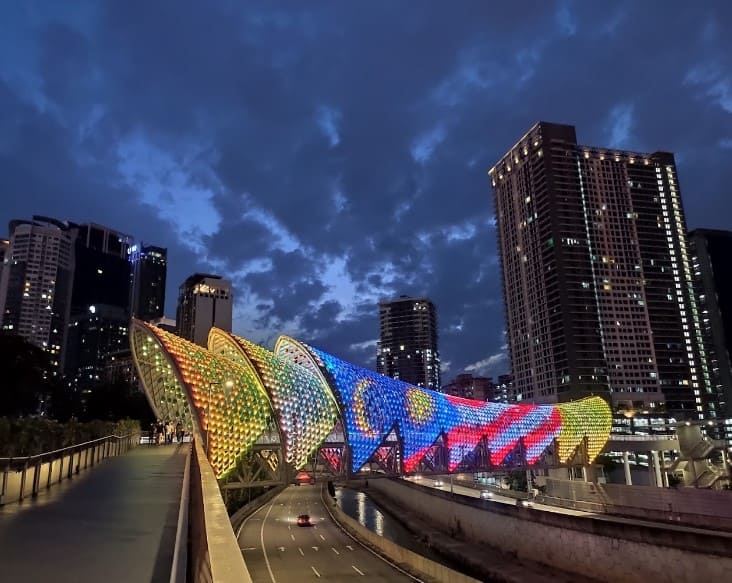 jambatan saloma dengan warna neon pada waktu malam di kl