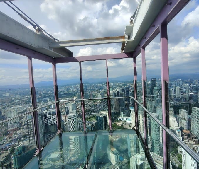 lantai kaca di sky tower kl