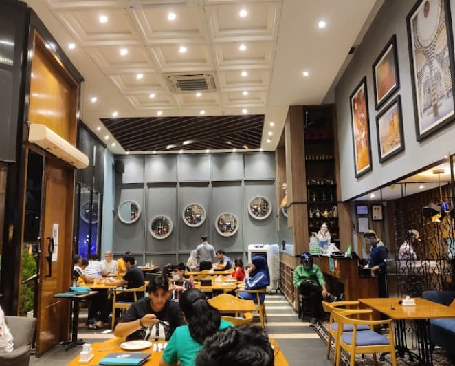 suasana di dalam restoran halab kl